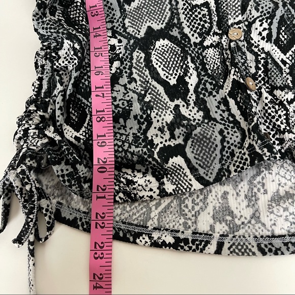 Snakeskin Print Long Sleeves Ruchet Sides Top junior’s Size XXXL (21) - Picture 9 of 10